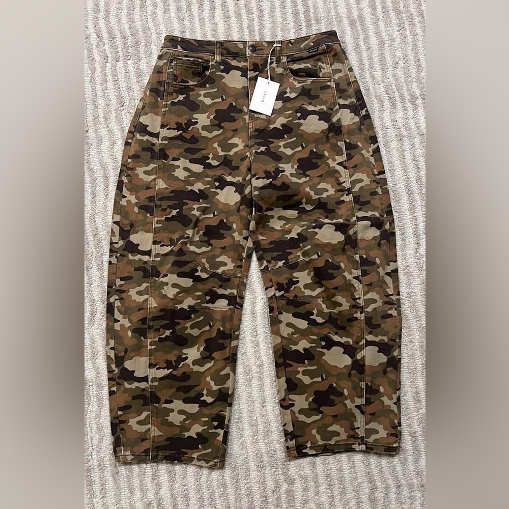 Women’s boutique camo barrel jeans sz 11.  Nwt